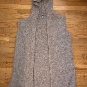 Long hooded Sleeveless sweater